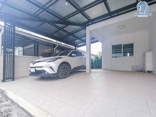 *****บ้านเดี่ยวมือสองย่านนนทบุรี ม.บ้านชิดลม บางกรวย-ไทรน้อย เนื้อที่กว้างขวางมากถึง 53.40 ตร.ว.  ฟังก์ชัน 3 ห้องนอน 3 ห้องน้ำ ที่จอดรถ 2 คัน แถมฟรี! เครื่องปรับอากาศ 4 เครื่อง โครงการตั้งบนทำเลเดินทางสะดวก ใกล้รถไฟฟ้าสายสีม่วง "สถานีคลองบางไผ่"